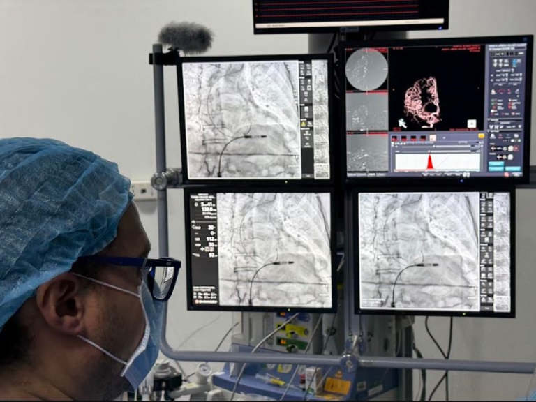 marcapasos sin cables, marcapasos leadless, implante de marcapasos sin cables, primer implante de marcapasos sin cables en Ecuador, marcapasos en Ecuador, bloqueo auriculoventricular completo, trastornos de la conducción cardíaca, electrofisiología cardíaca, estimulación cardíaca, tecnología médica, procedimientos cardíacos de alta complejidad, cardiología, Servicio de Cardiología, Hospital de Especialidades Eugenio Espejo, Ecuador, Elías Vásquez, electrofisiólogo, marcapasos convencional, dispositivos cardíacos, intervención percutánea, punción de vena femoral, innovación en cardiología, tecnología de vanguardia, red complementaria