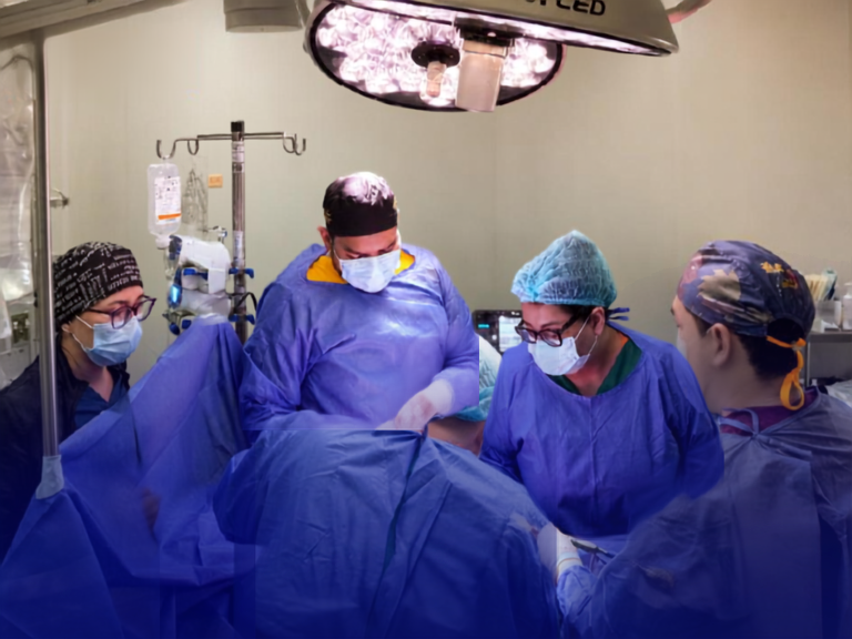 Hospital de Especialidades Teodoro Maldonado Carbo, HTMC, Guayaquil, cirugía oncológica, cirugía de alta complejidad, citorreducción, tumor ovárico, tumor ovárico gigante, masa ovárica, cáncer de ovario, cirugía ginecológica oncológica, histerectomía radical, apendicectomía, ganglios pélvicos, ganglios paraaórticos, cirugía multidisciplinaria, cirugía oncológica compleja, Jaime Moreno, Unidad de Cirugía Oncológica, diagnóstico oportuno, masas ováricas, síntomas de tumor ovárico, Ecuador, IESS