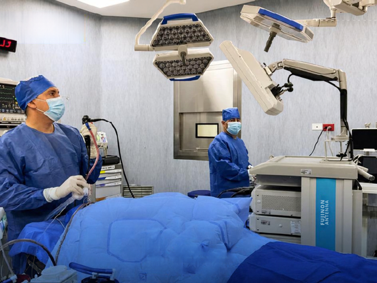 broncoscopia flexible, broncoscopia, Hospital General Manta, Unidad de Neumología, Instituto Ecuatoriano de Seguridad Social, IESS, Manta, enfermedades respiratorias, diagnóstico respiratorio, cáncer de pulmón, biopsia pulmonar, biopsias, vías respiratorias, torre de broncoscopia, tecnología médica, neumología, procedimientos respiratorios, Jorge Cedeño, broncoscopias en Manta, diagnóstico de enfermedades respiratorias, atención especializada, Ecuador
