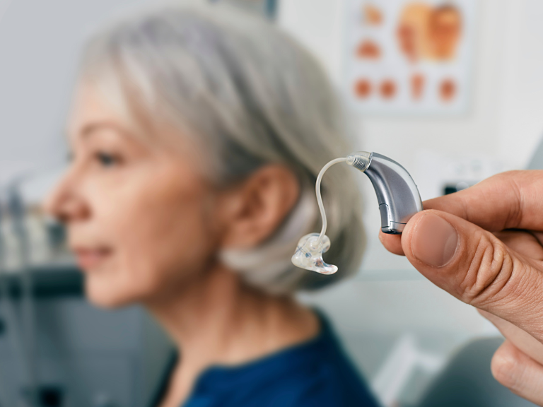 hipoacusia, pérdida auditiva, discapacidad auditiva, audífonos, deterioro cognitivo, demencia