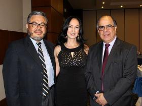Dr. Jorge Gencón junto a Sres. Karina Flor y Duván Henao