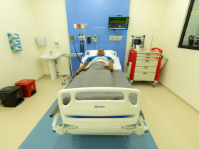 hospital de simulación, Universidad San Francisco de Quito, USFQ, formación en salud, educación médica, simulación clínica, aprendizaje clínico, simuladores médicos, tecnología médica, entrenamiento clínico, simulación en salud, profesionales de la salud, estudiantes de medicina, innovación educativa, educación superior en salud, simulación hospitalaria, SimCapture, SimMan Critical Care, Universidad del Sur de Florida, educación médica en Ecuador, hospital de simulación en Ecuador, formación de profesionales de la salud, tecnología de simulación médica, seguridad del paciente, entrenamiento en escenarios clínicos, excelencia clínica, Latinoamérica, infraestructura educativa en salud, enseñanza médica, capacitación médica