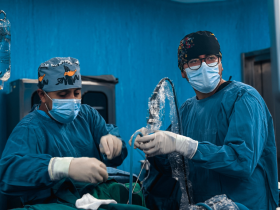 Cotopaxi, Hospital General Latacunga, David Saavedra, servicio de urología, urología, cirugías urológicas, cirugía urológica de alta complejidad, láser de holmio, tecnología láser, nefrolitotomía percutánea, ureteroscopio semirrígido, resectoscopio bipolar, nefroscopio, equipamiento médico, tecnología médica, cirugía mínimamente invasiva, salud pública Ecuador, red pública de salud, atención especializada, atención quirúrgica, procedimientos urológicos, tratamiento de cálculos renales, litiasis urinaria, acceso gratuito a cirugías, medicina especializada, Hospital General de Latacunga, provincia de Cotopaxi, Ecuador