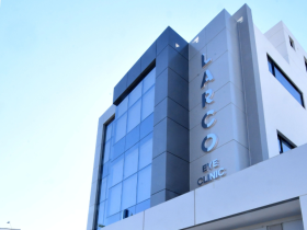 Larco Eye Clinic, Quito, Cumbayá, Ecuador, oftalmología, salud visual, clínica oftalmológica, tecnología oftalmológica, cirugía oftalmológica, Zeiss Vision Center, Zeiss, Artevo 850, microscopio quirúrgico, visualización 3D, tomografía de coherencia óptica (OCT), lentes con tecnología alemana, plástico ocular, córnea, glaucoma, retina y vítreo, uveítis, patología externa, Dr. Marcelo Larco, Dr. Roberto Larco, Dra. Gabriela Larco, Dr. Hugo Larco, Universidad San Francisco de Quito, formación de oftalmólogos, posgrado en oftalmología, atención oftalmológica integral, innovación médica, equipamiento de alta complejidad, oftalmología en Ecuador, congreso de oftalmología, especialistas en oftalmología