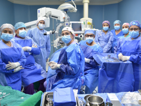 Primer trasplante de córnea, trasplante de córnea, queratoplastia penetrante, Hospital Pediátrico Baca Ortiz, HPBO, Quito, Ecuador, salud pública, salud visual infantil, oftalmología pediátrica, cirugía oftalmológica, queratocono, queratocono grado IV, leucoma corneal, hidrops corneal, donación de órganos, donación de tejidos, trasplante de tejidos, Frances Fuenmayor, Fernando Díaz, atención especializada, alta complejidad, recuperación de la visión, trasplante pediátrico, cirugía de córnea, pacientes pediátricos, sistema público de salud, salud ocular, enfermedades corneales