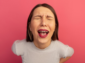 humor y depresión, humor para la depresión, depresión, salud mental, risoterapia, terapia de humor, beneficios del humor, humor y salud mental, estilos de humor, humor afiliativo, humor automejora, humor agresivo, humor autodescalificador, rumiación, anhedonia, gelotofobia, regulación emocional, neurobiología del humor, dopamina, vía dopaminérgica mesolímbica, cortisol, eje hipotálamo-hipófisis-adrenal, ansiedad, estrés, síntomas depresivos, psicología, neurociencia, tratamiento de la depresión, Robin Williams